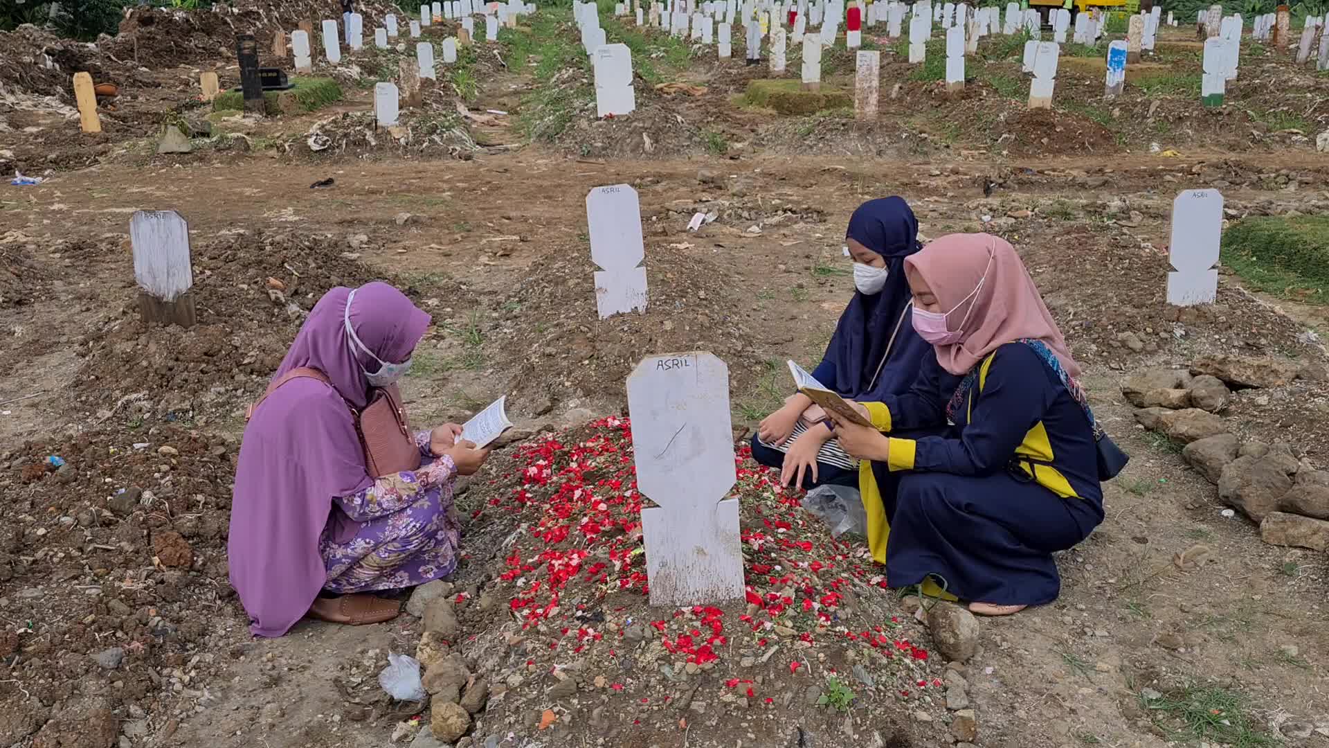 Graveyard visits and burial during the Eid al-Fitr in Indonesia