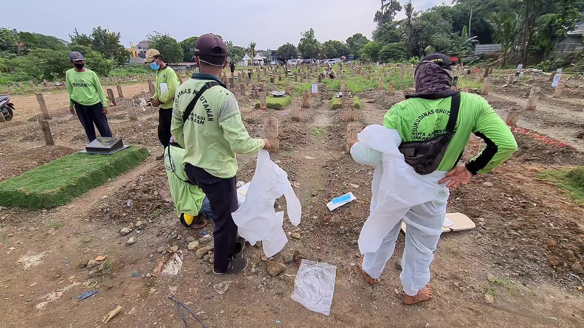 Graveyard visits and burial during the Eid al-Fitr in Indonesia