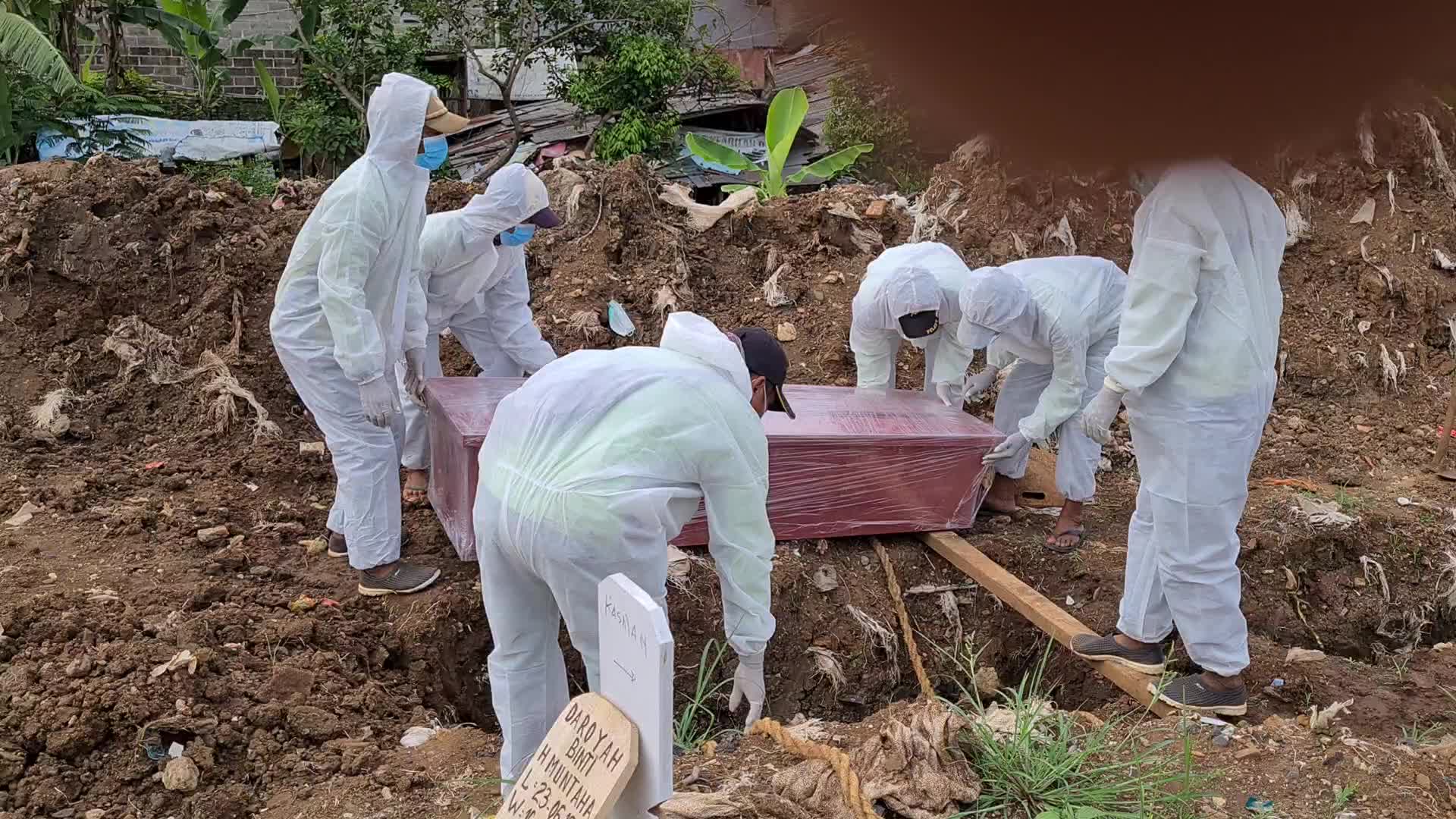 Graveyard visits and burial during the Eid al-Fitr in Indonesia