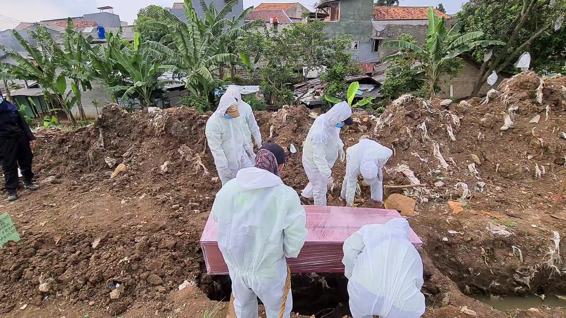 Graveyard visits and burial during the Eid al-Fitr in Indonesia