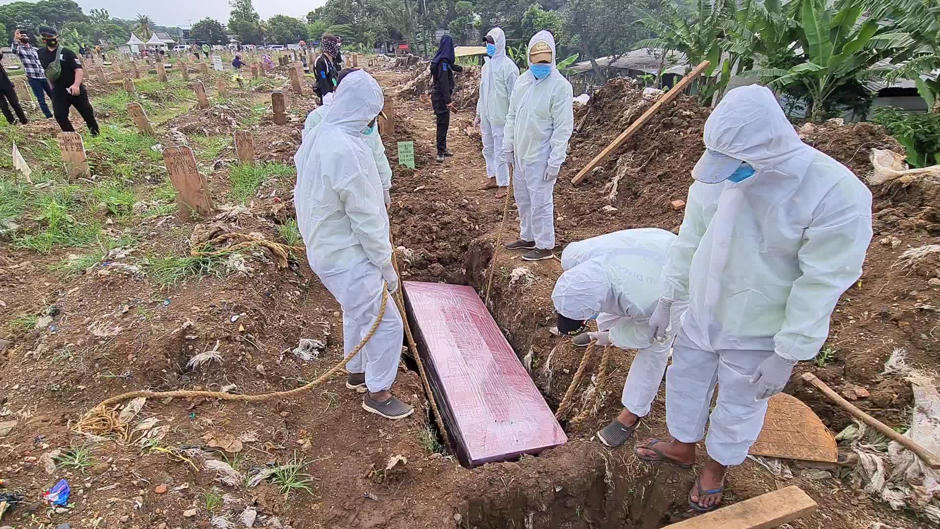 Graveyard visits and burial during the Eid al-Fitr in Indonesia