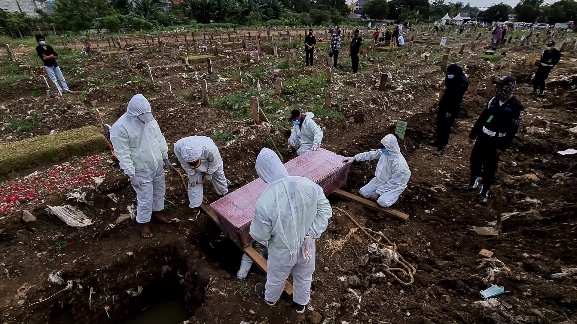 Graveyard visits and burial during the Eid al-Fitr in Indonesia