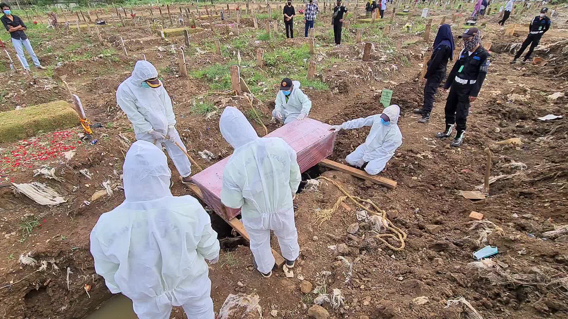 Graveyard visits and burial during the Eid al-Fitr in Indonesia
