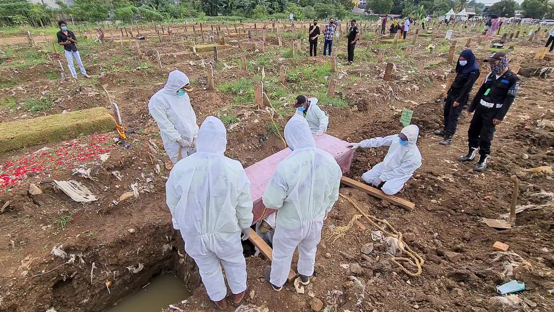 Graveyard visits and burial during the Eid al-Fitr in Indonesia