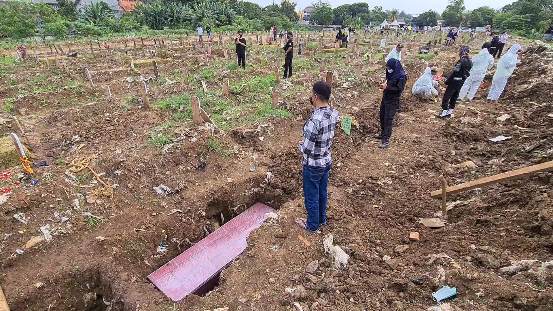 Graveyard visits and burial during the Eid al-Fitr in Indonesia