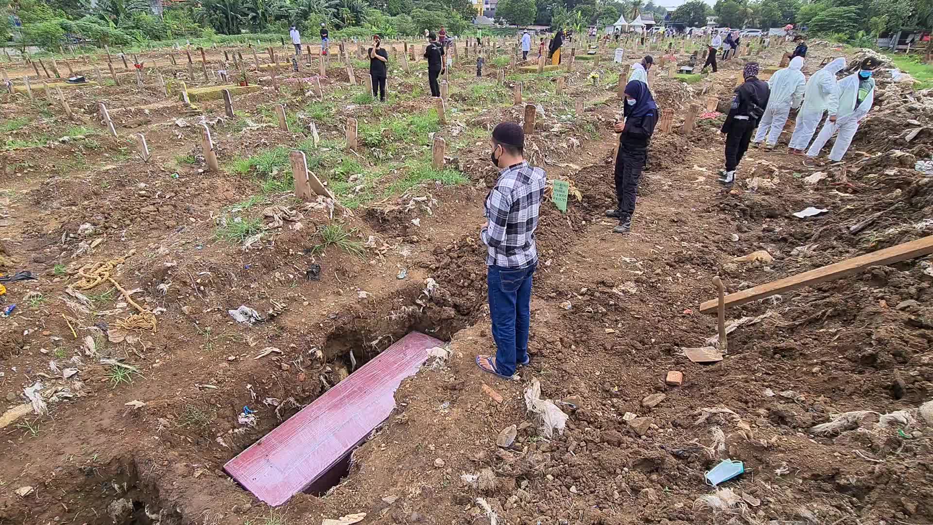 Graveyard visits and burial during the Eid al-Fitr in Indonesia
