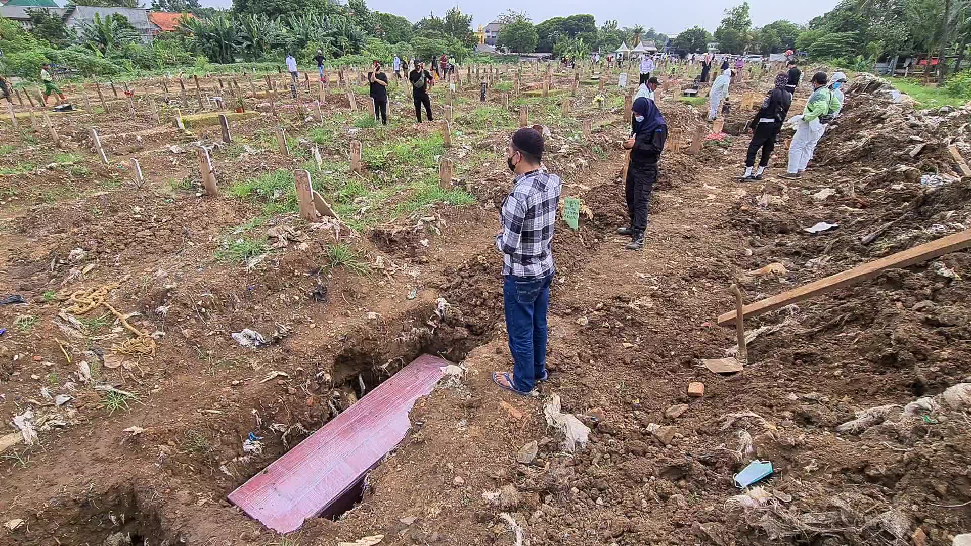 Graveyard visits and burial during the Eid al-Fitr in Indonesia