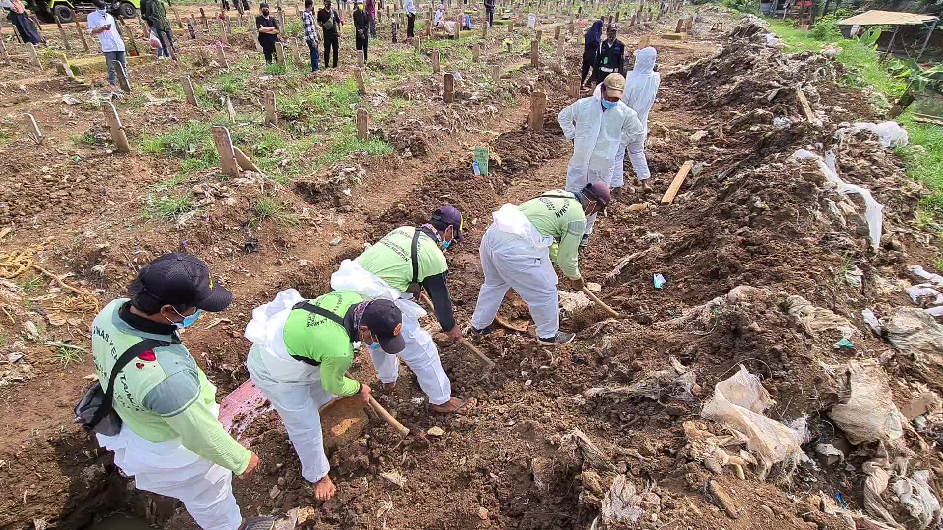 Graveyard visits and burial during the Eid al-Fitr in Indonesia