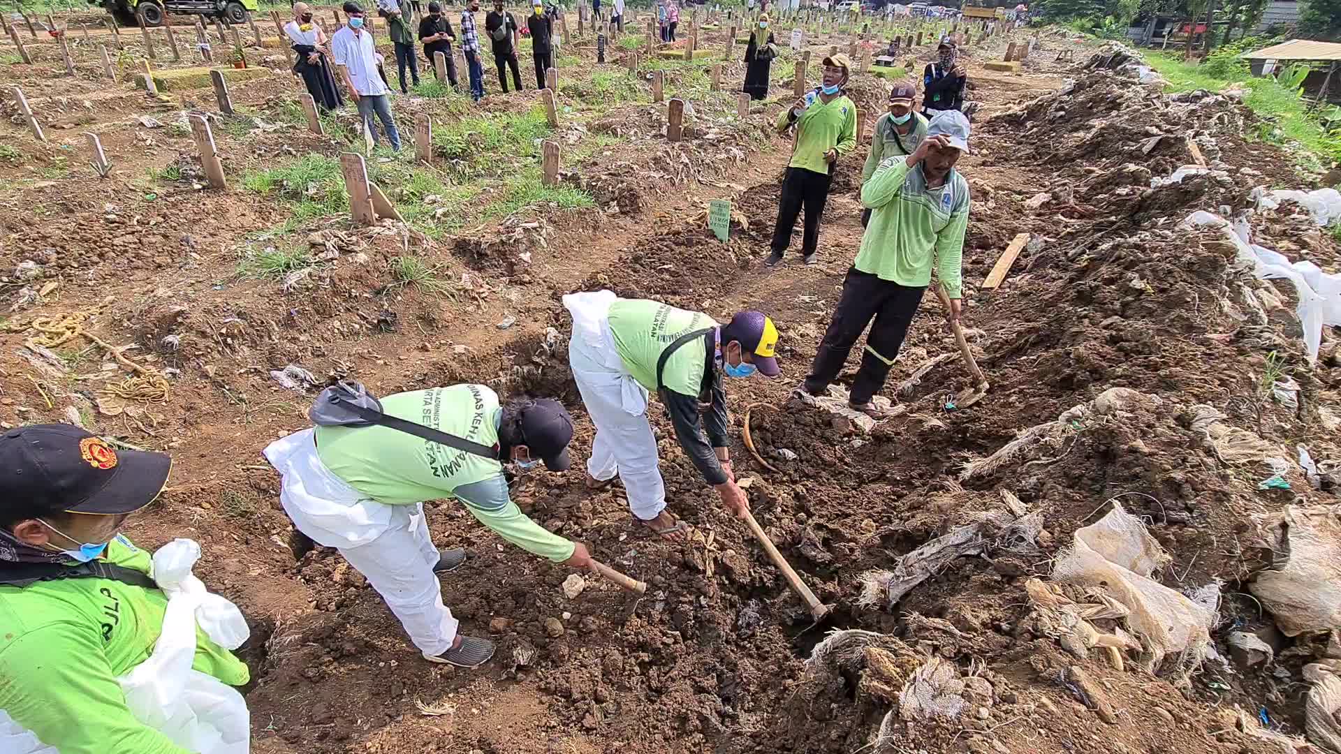 Graveyard visits and burial during the Eid al-Fitr in Indonesia