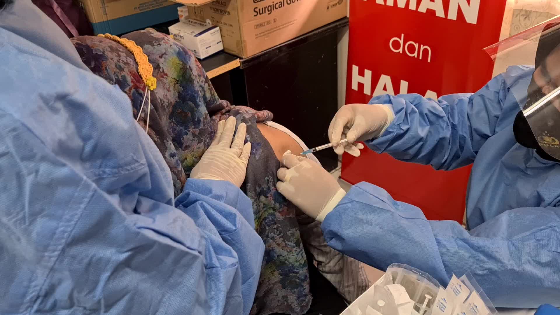 Coronavirus vaccination for teachers in Indonesia