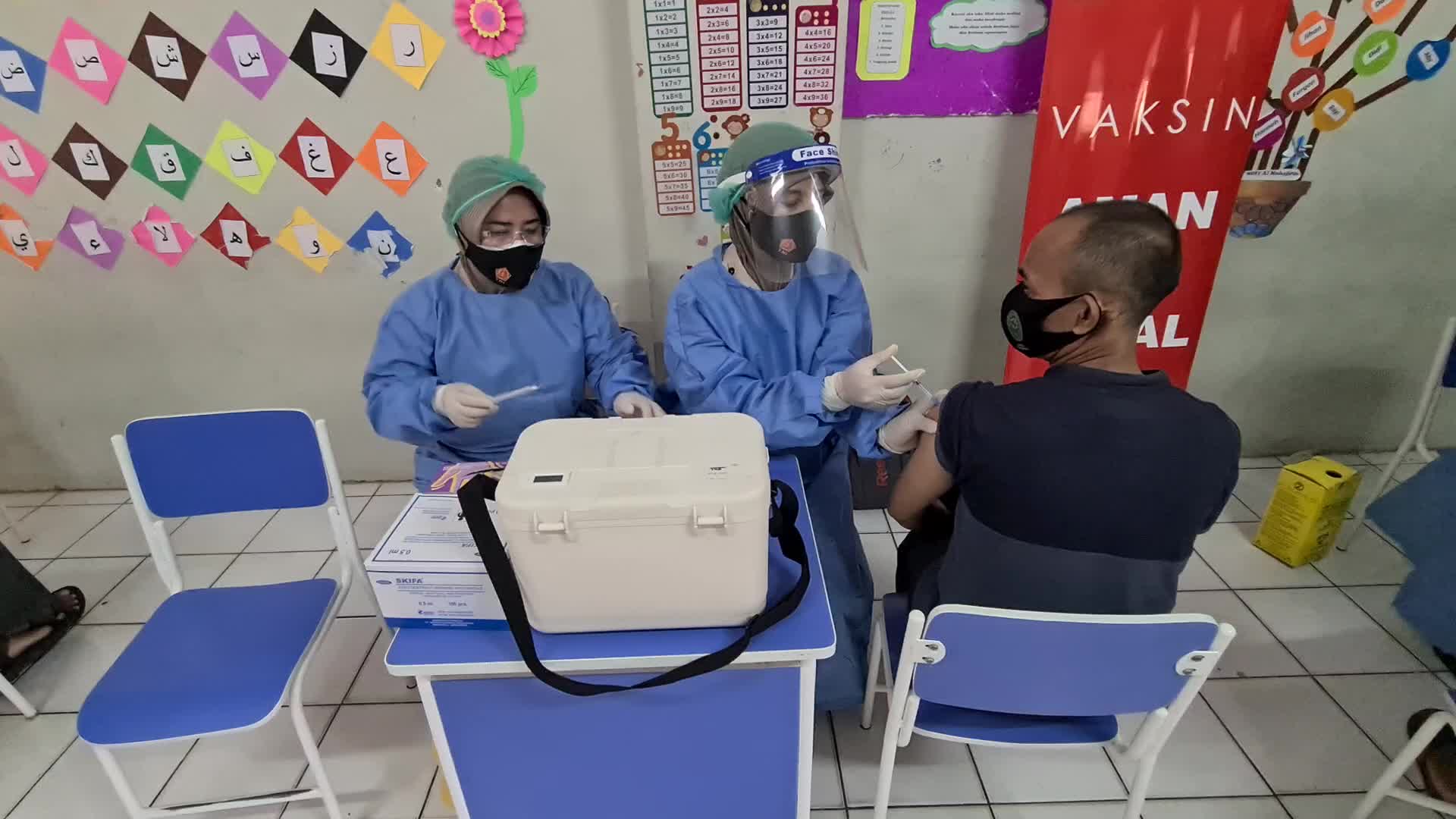 Coronavirus vaccination for teachers in Indonesia