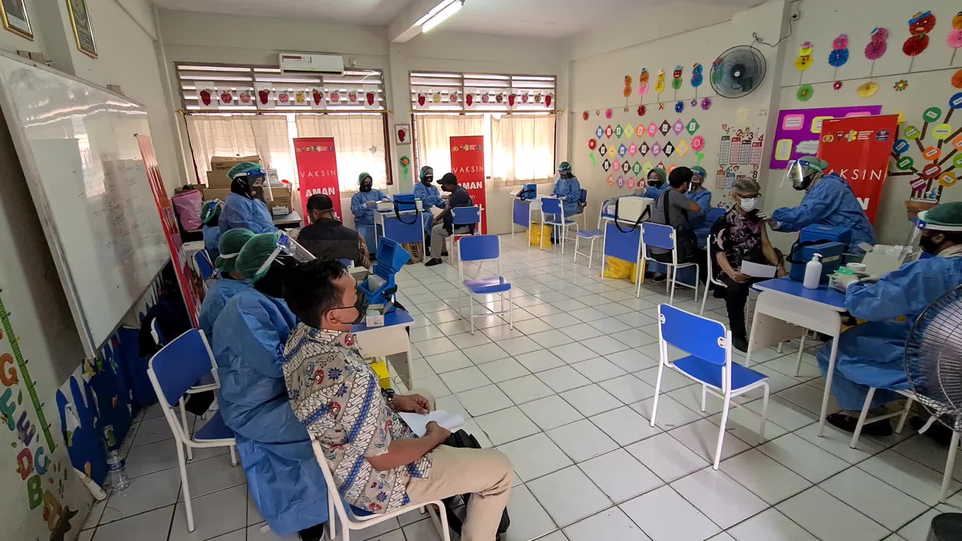 Coronavirus vaccination for teachers in Indonesia