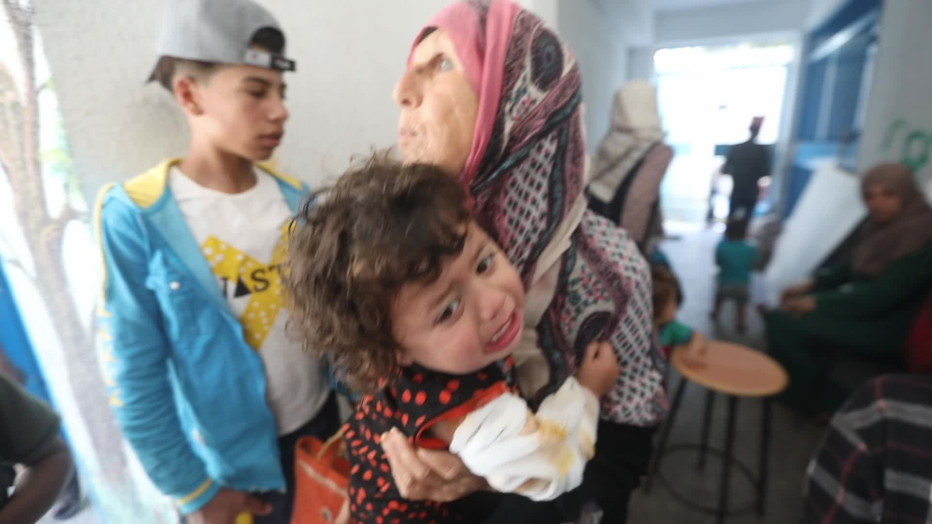 Palestinian families flee to UNRWA schools due to the continuous shelling of Gaza city