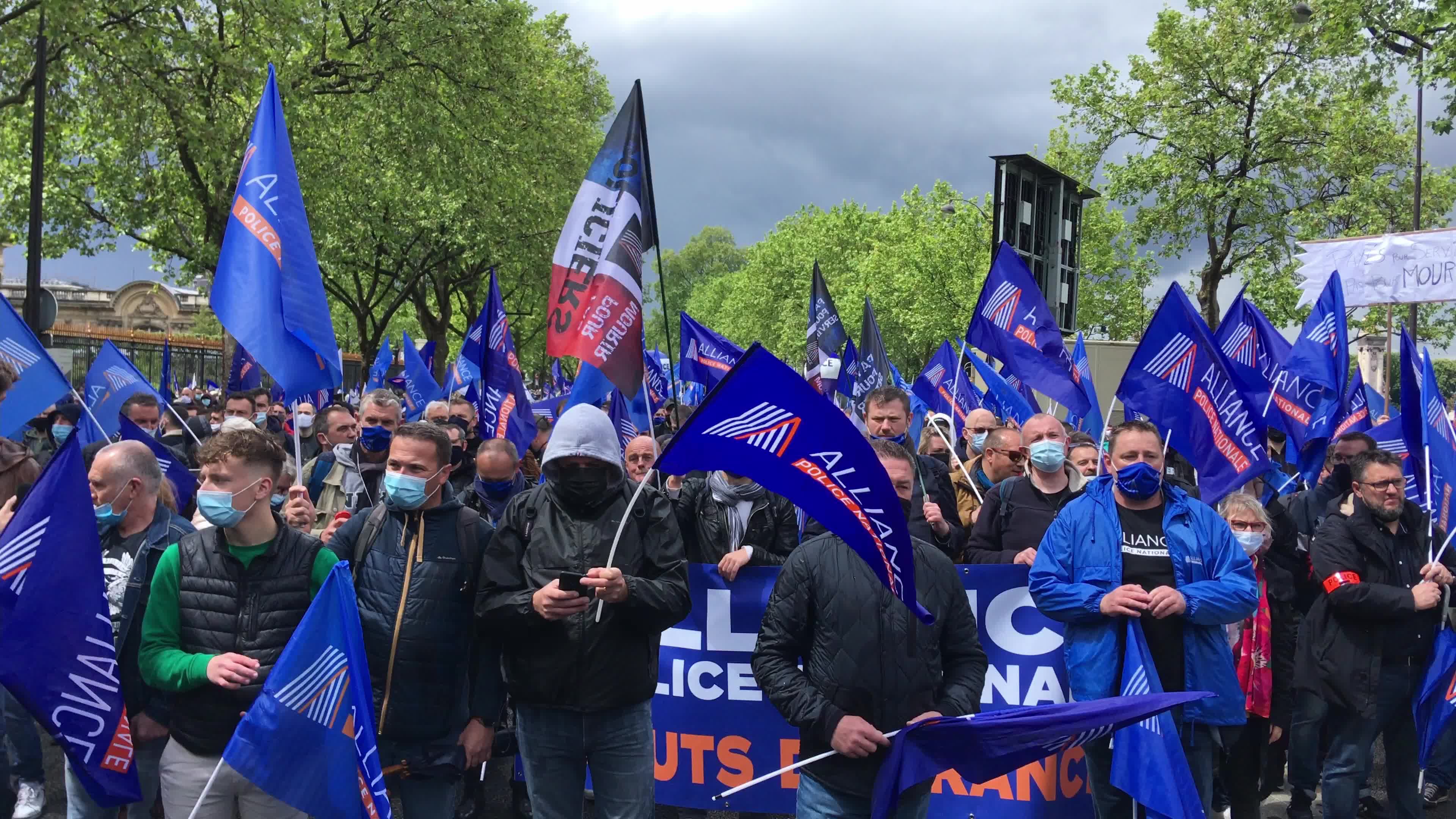 Police unions rally in Paris