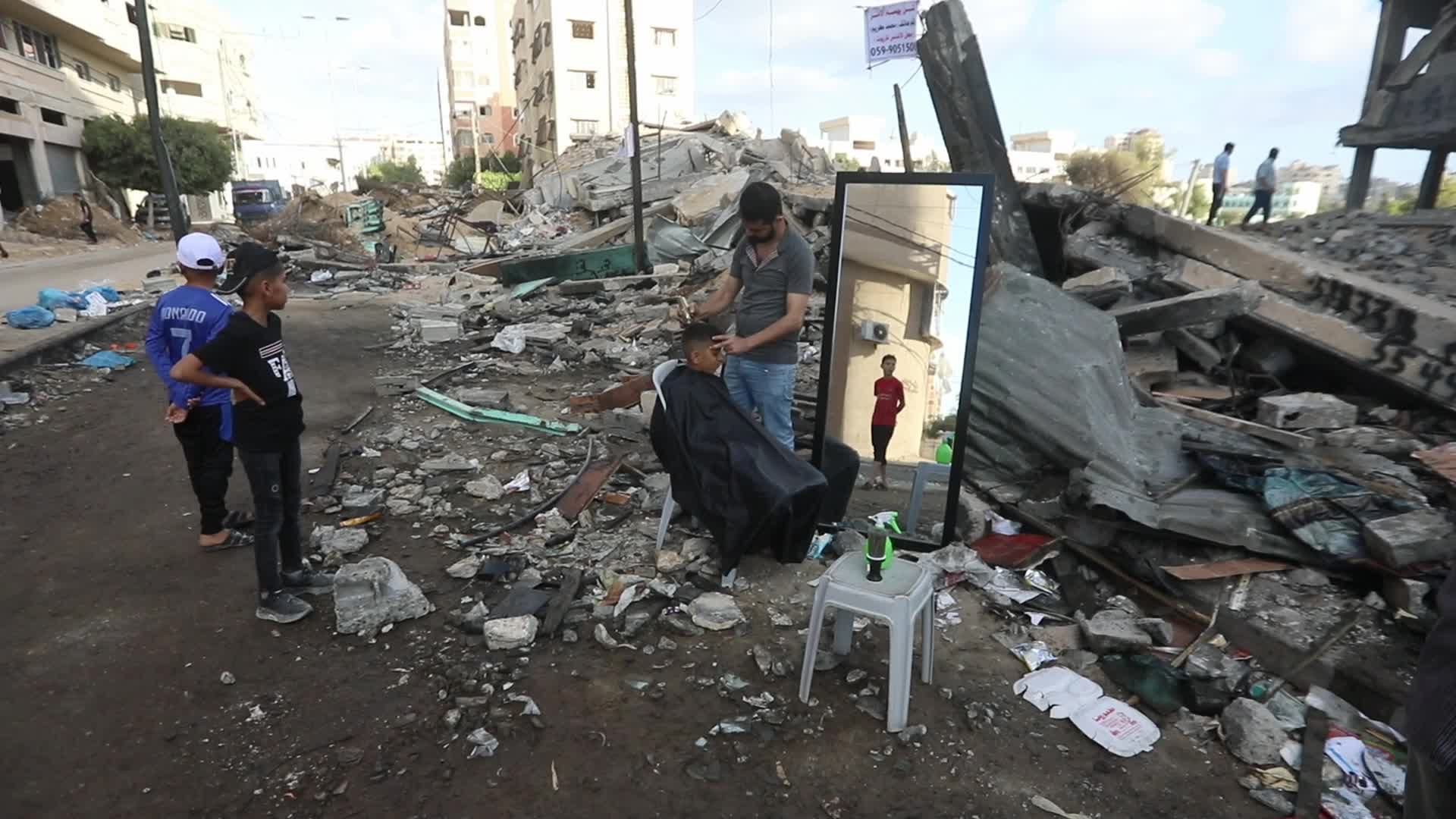 Palestinian opens roofless barbershop on Gaza rubbles
