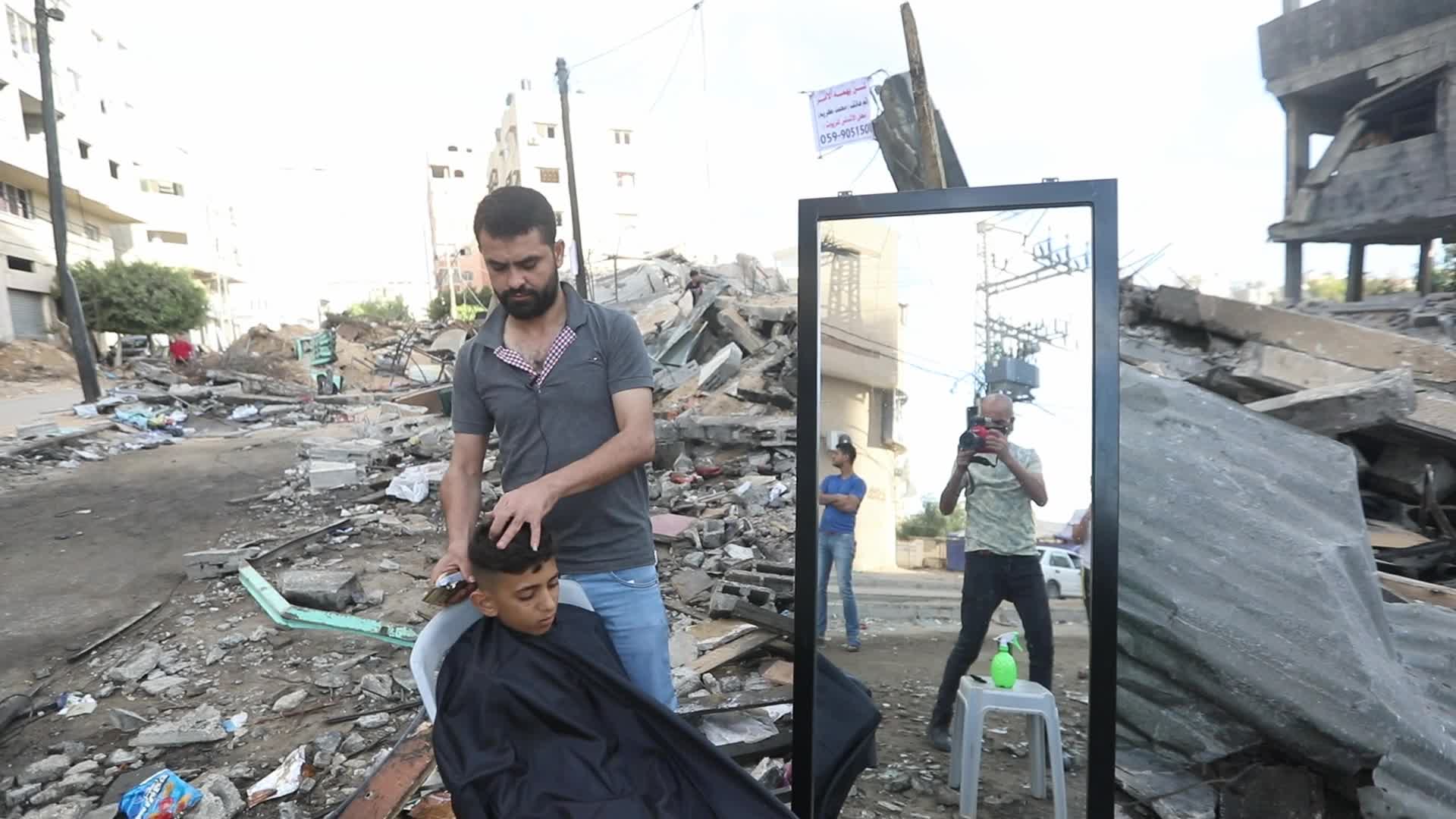 Palestinian opens roofless barbershop on Gaza rubbles