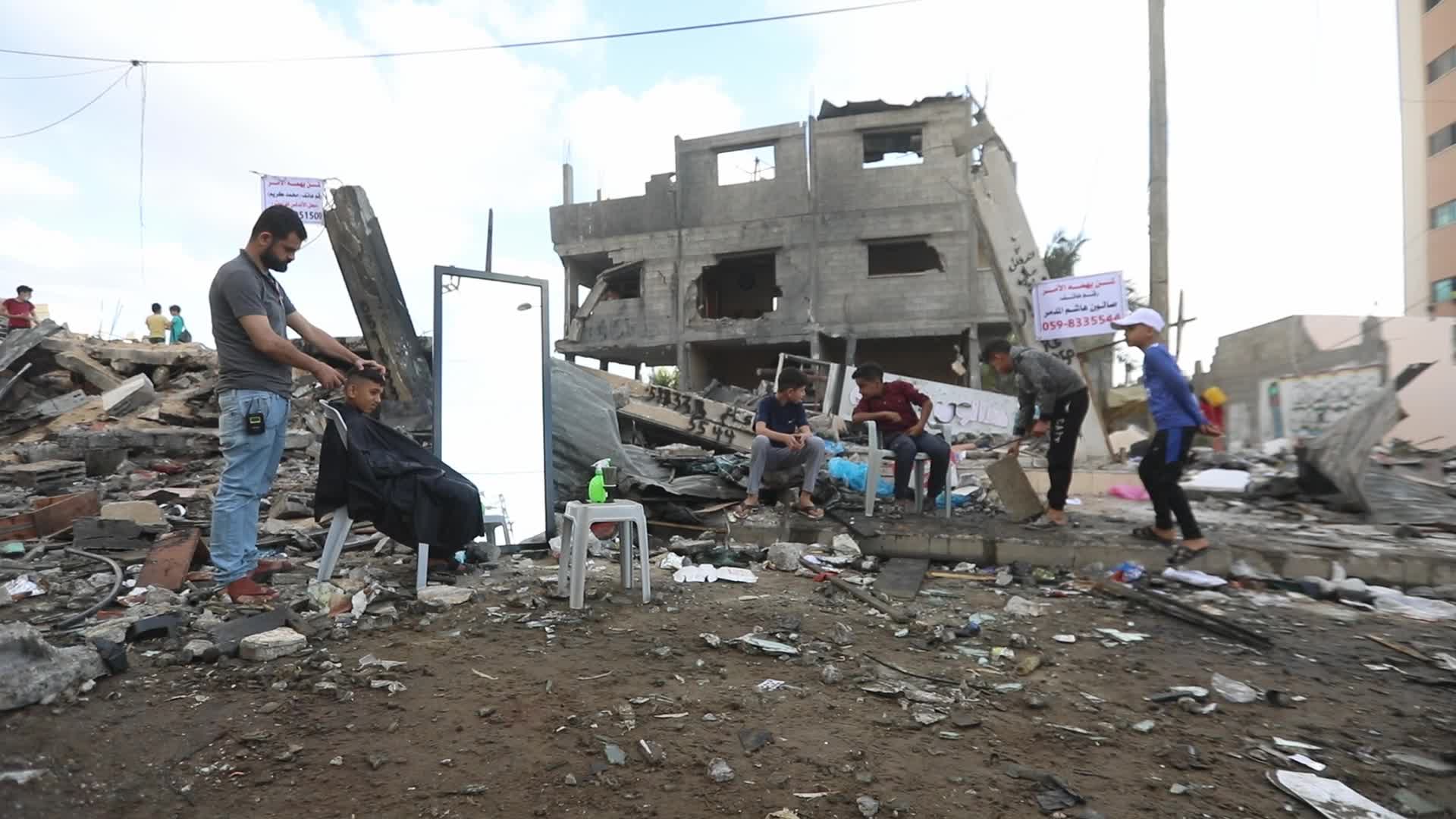 Palestinian opens roofless barbershop on Gaza rubbles