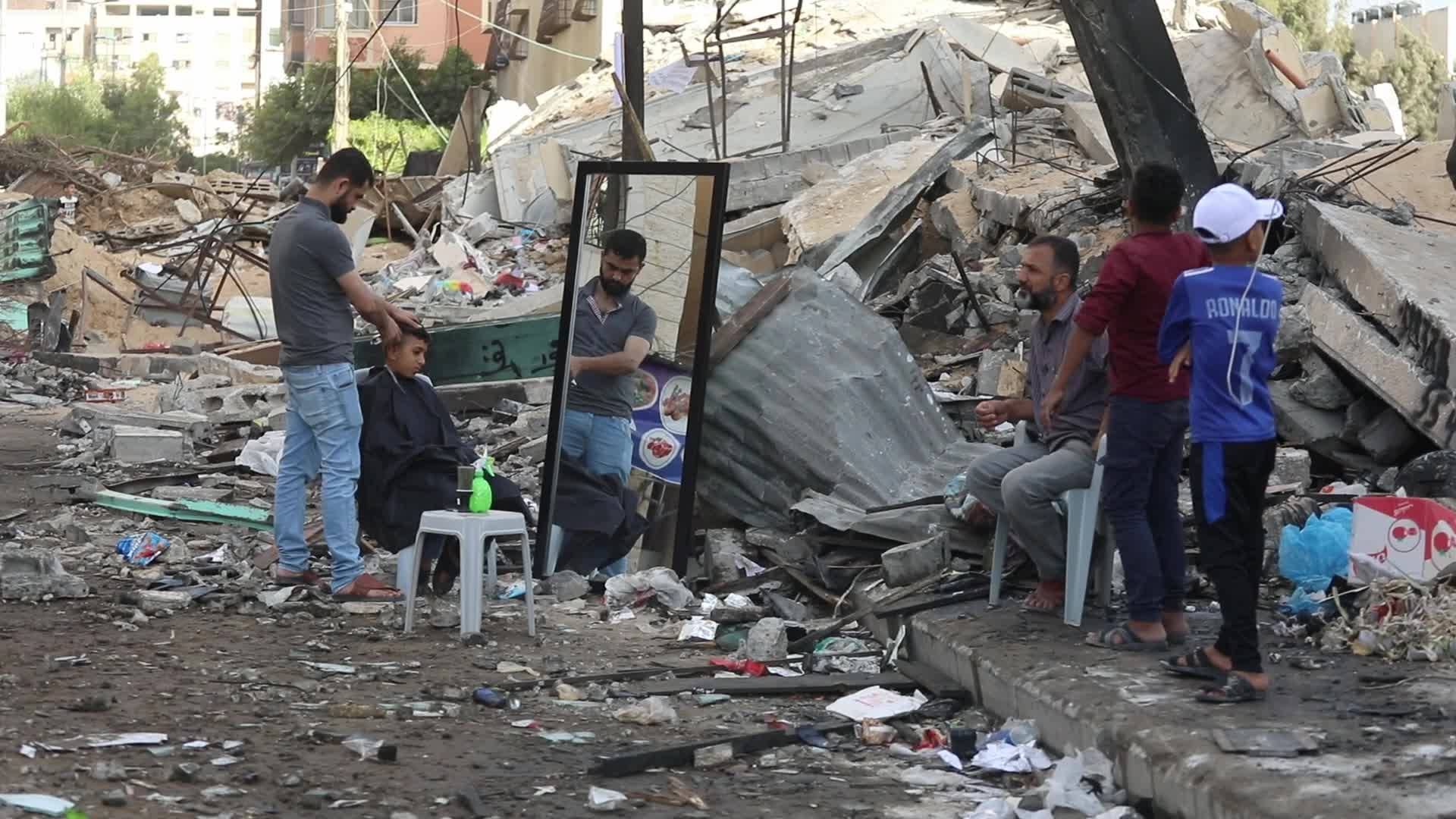Palestinian opens roofless barbershop on Gaza rubbles