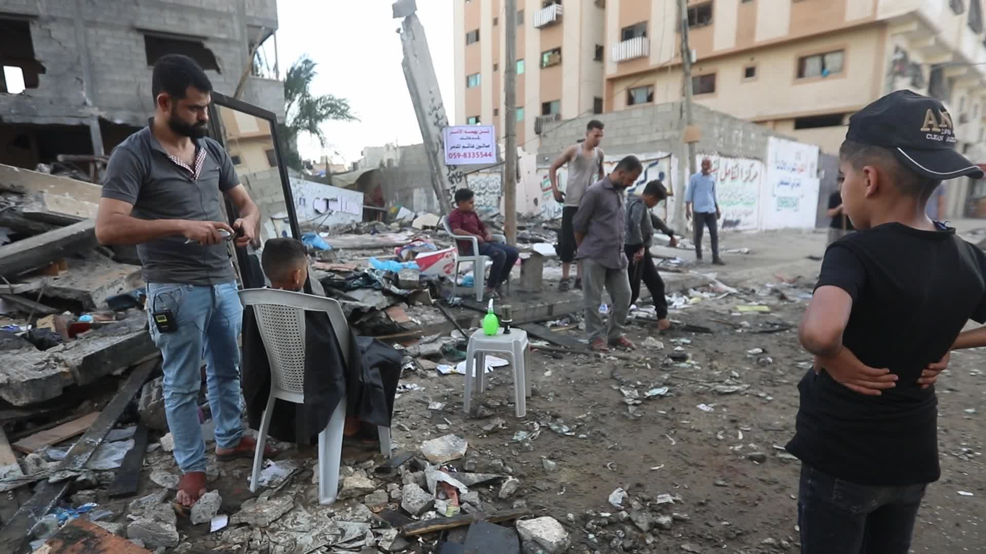 Palestinian opens roofless barbershop on Gaza rubbles