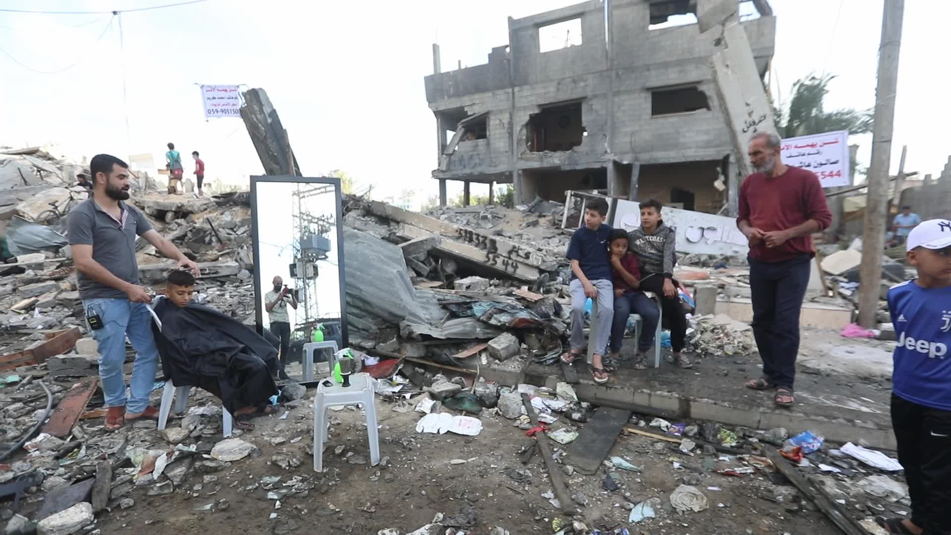 Palestinian opens roofless barbershop on Gaza rubbles