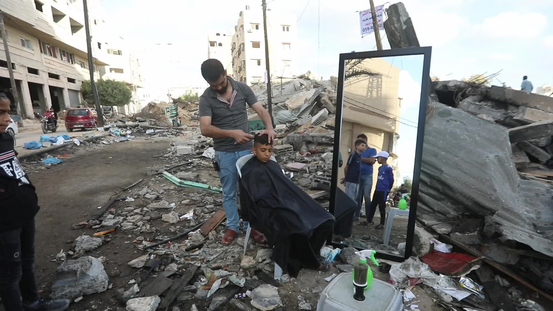 Palestinian opens roofless barbershop on Gaza rubbles