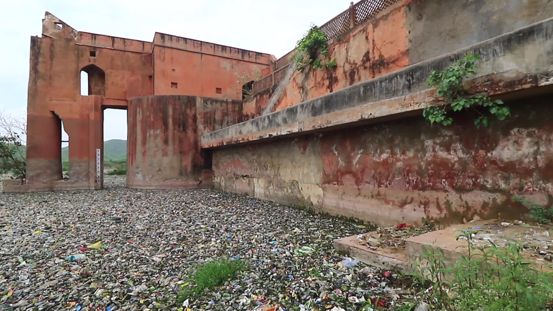 Polluted Banks Of Jal Mahal In Jaipur
