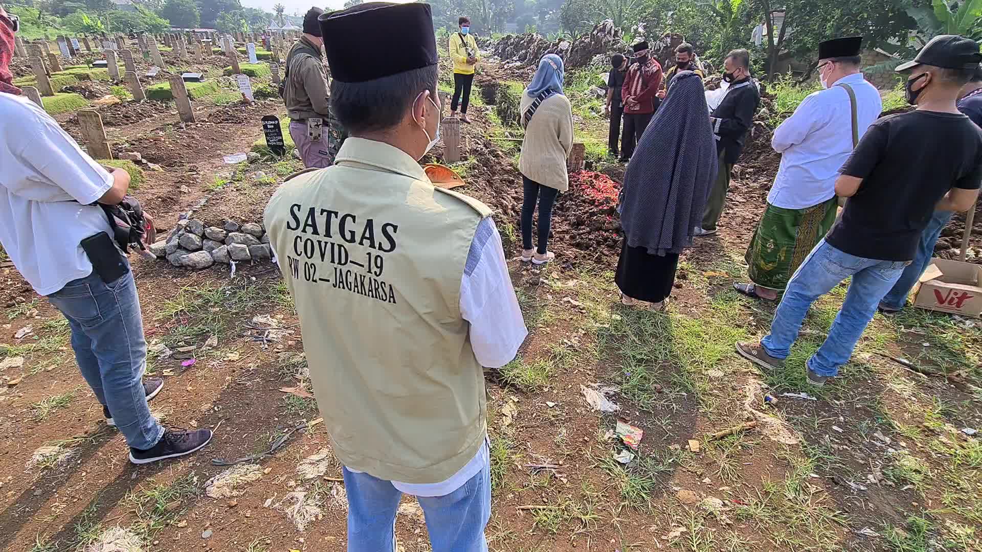 Burial of Covid-19 victims in indonesia