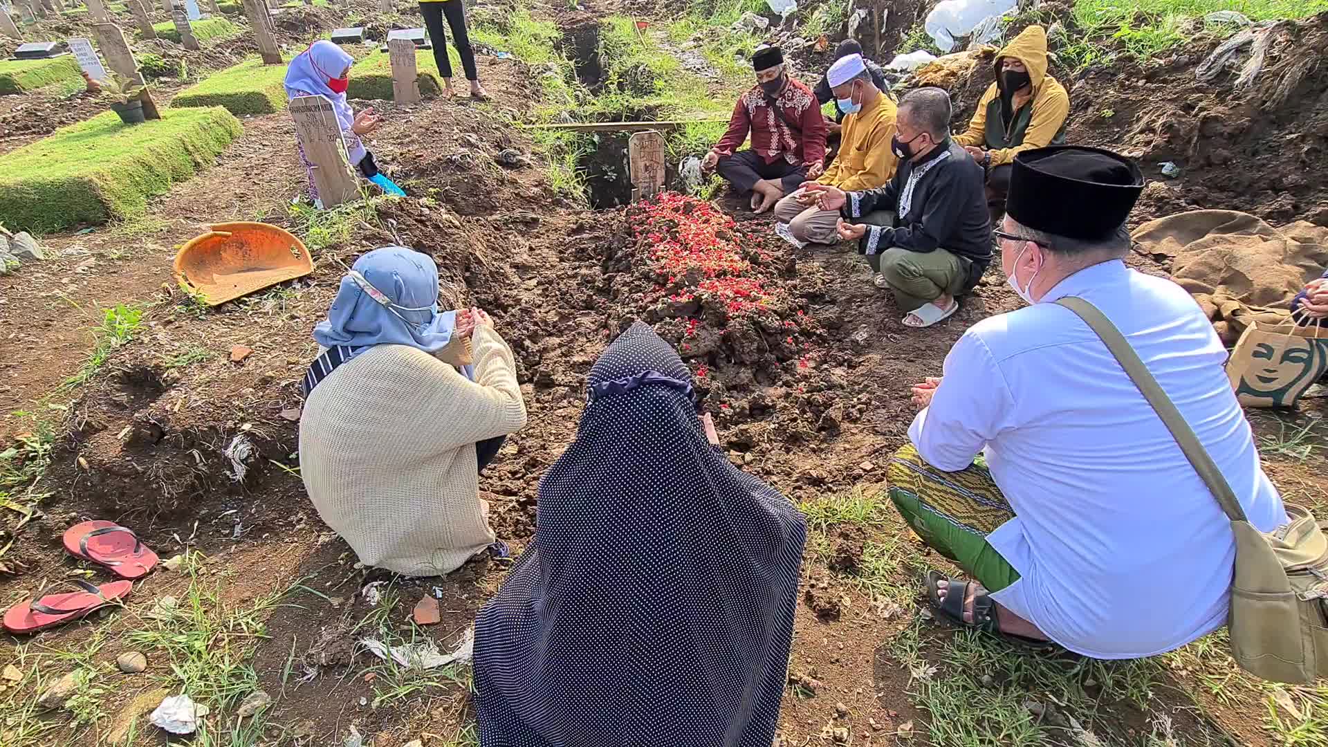 Burial of Covid-19 victims in indonesia