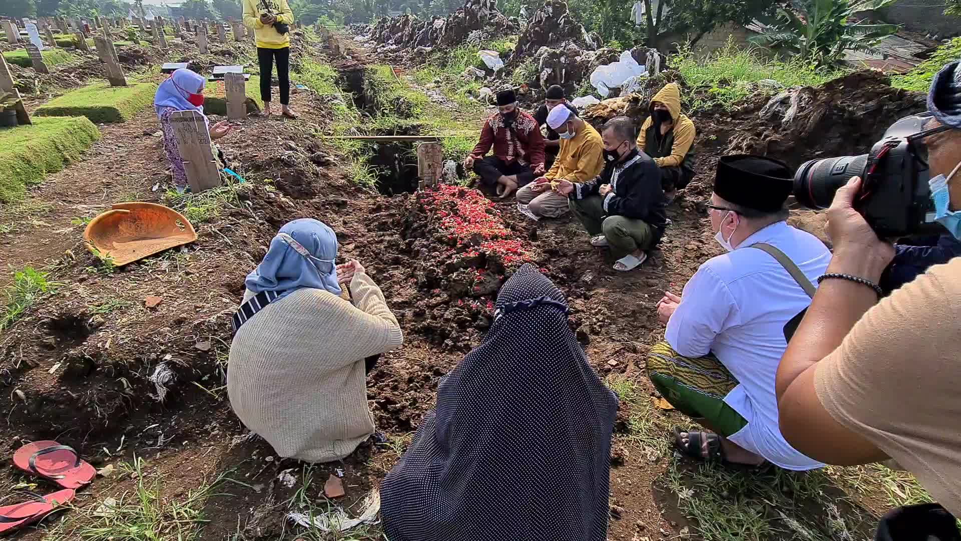 Burial of Covid-19 victims in indonesia