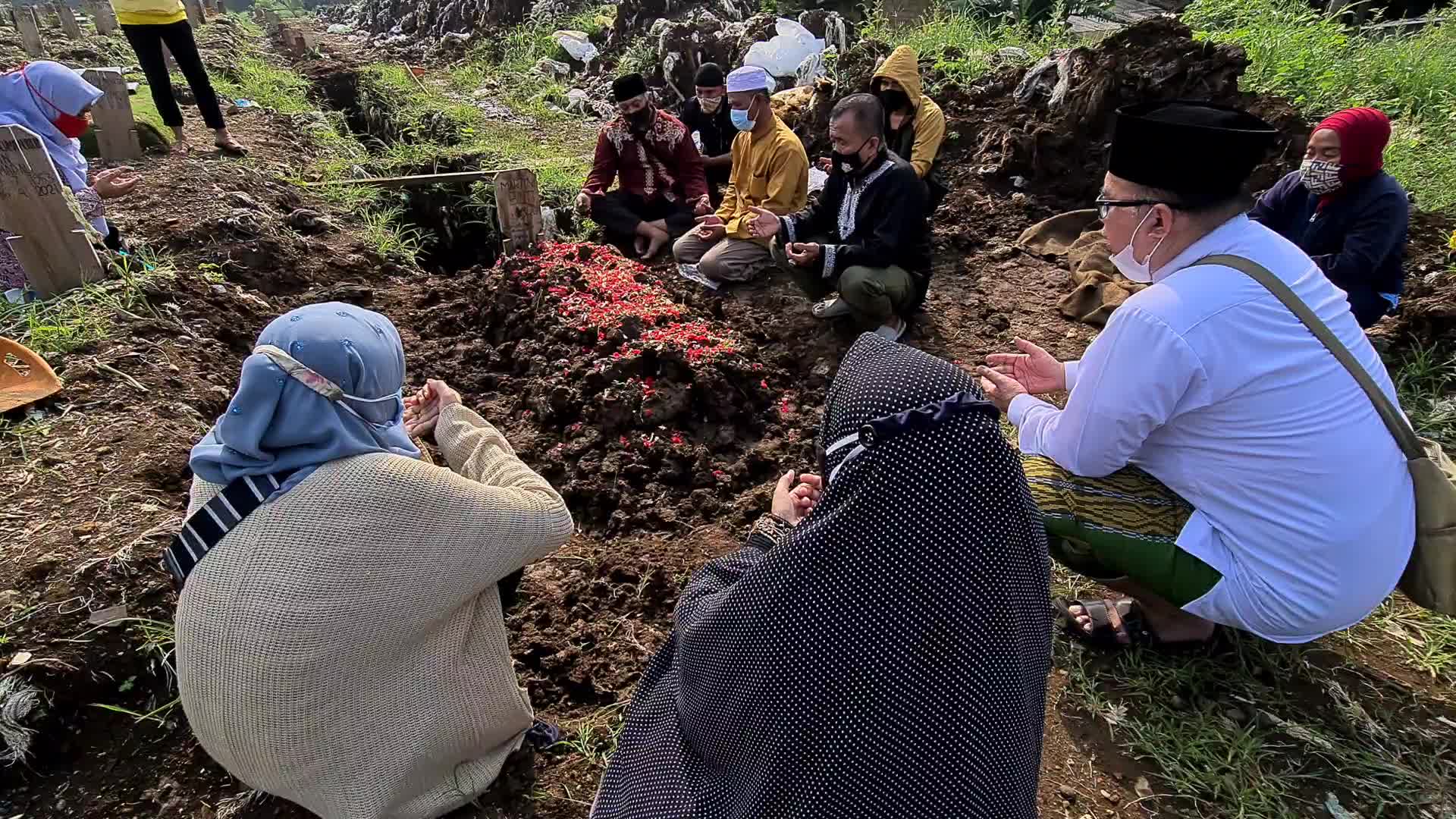 Burial of Covid-19 victims in indonesia