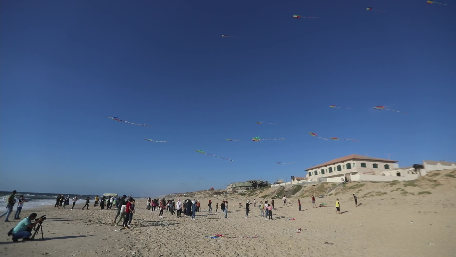 Palestinian children fly kites to escape the psychological effects of Israeli attacks