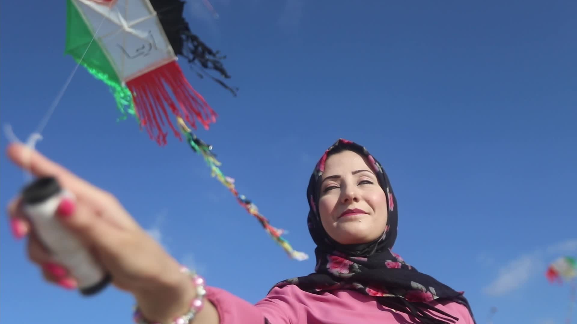 Palestinian children fly kites to escape the psychological effects of Israeli attacks