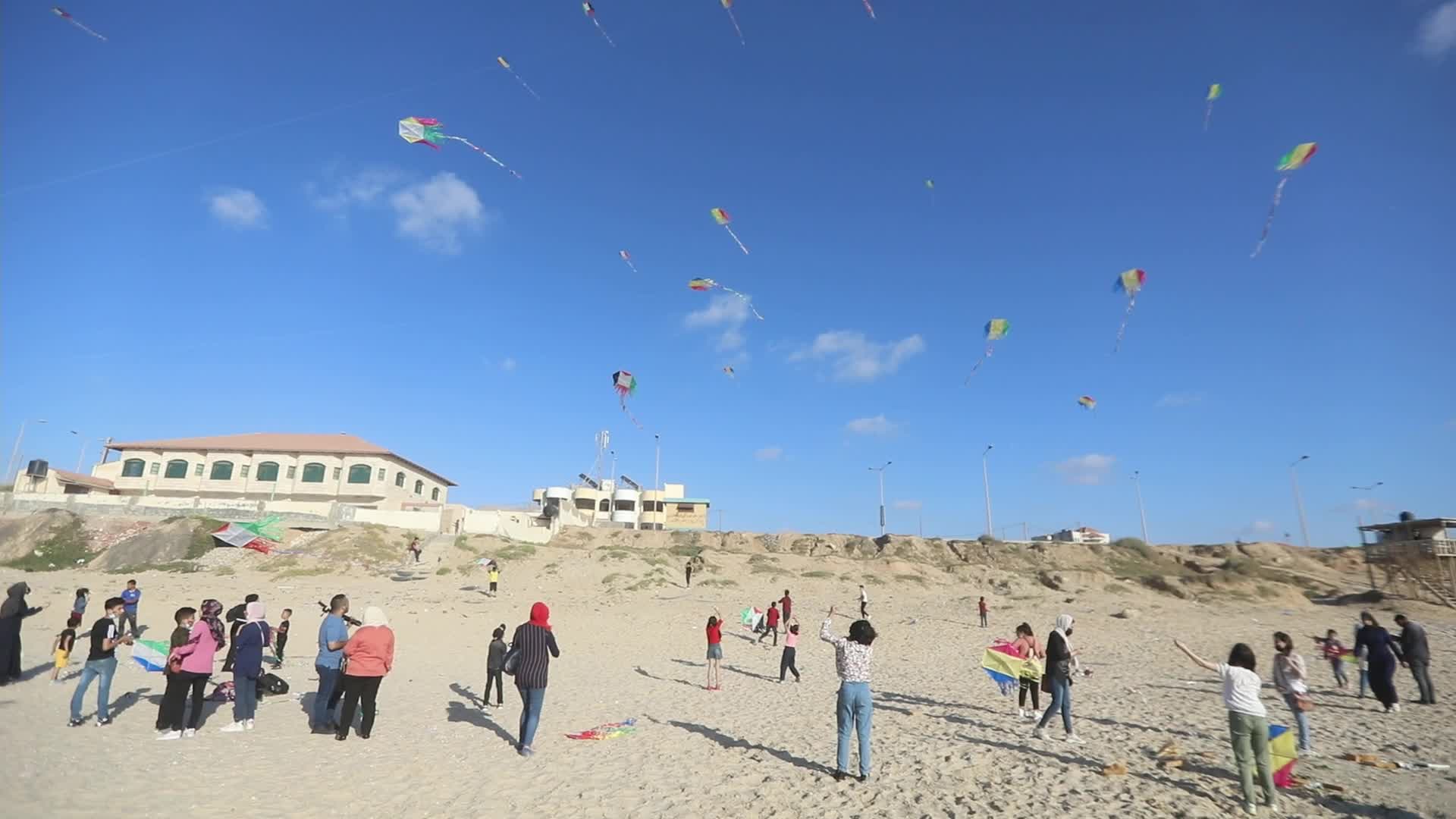 Palestinian children fly kites to escape the psychological effects of Israeli attacks