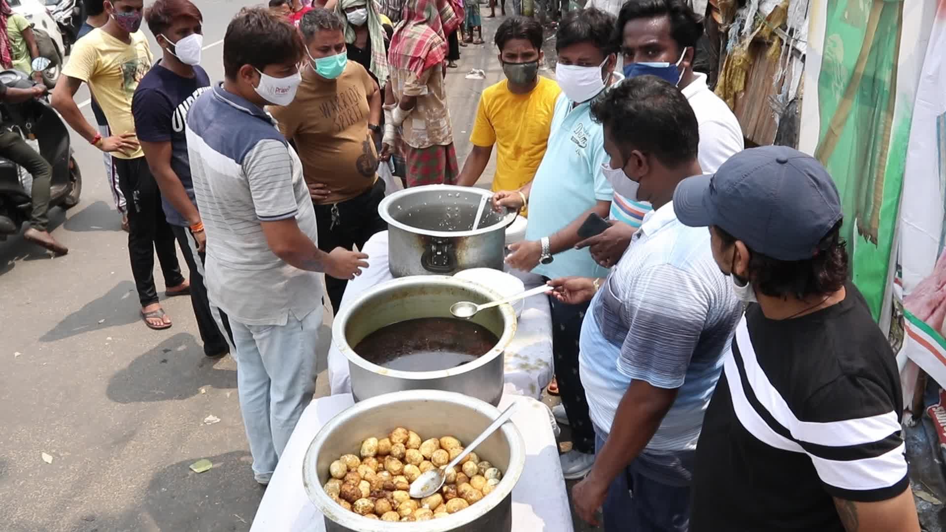 Food distribution in Kolkata, India