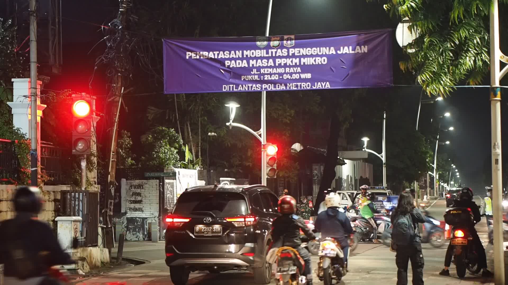Police restrict the mobility of citizens amid the Covid-19 outbreak in Indonesia
