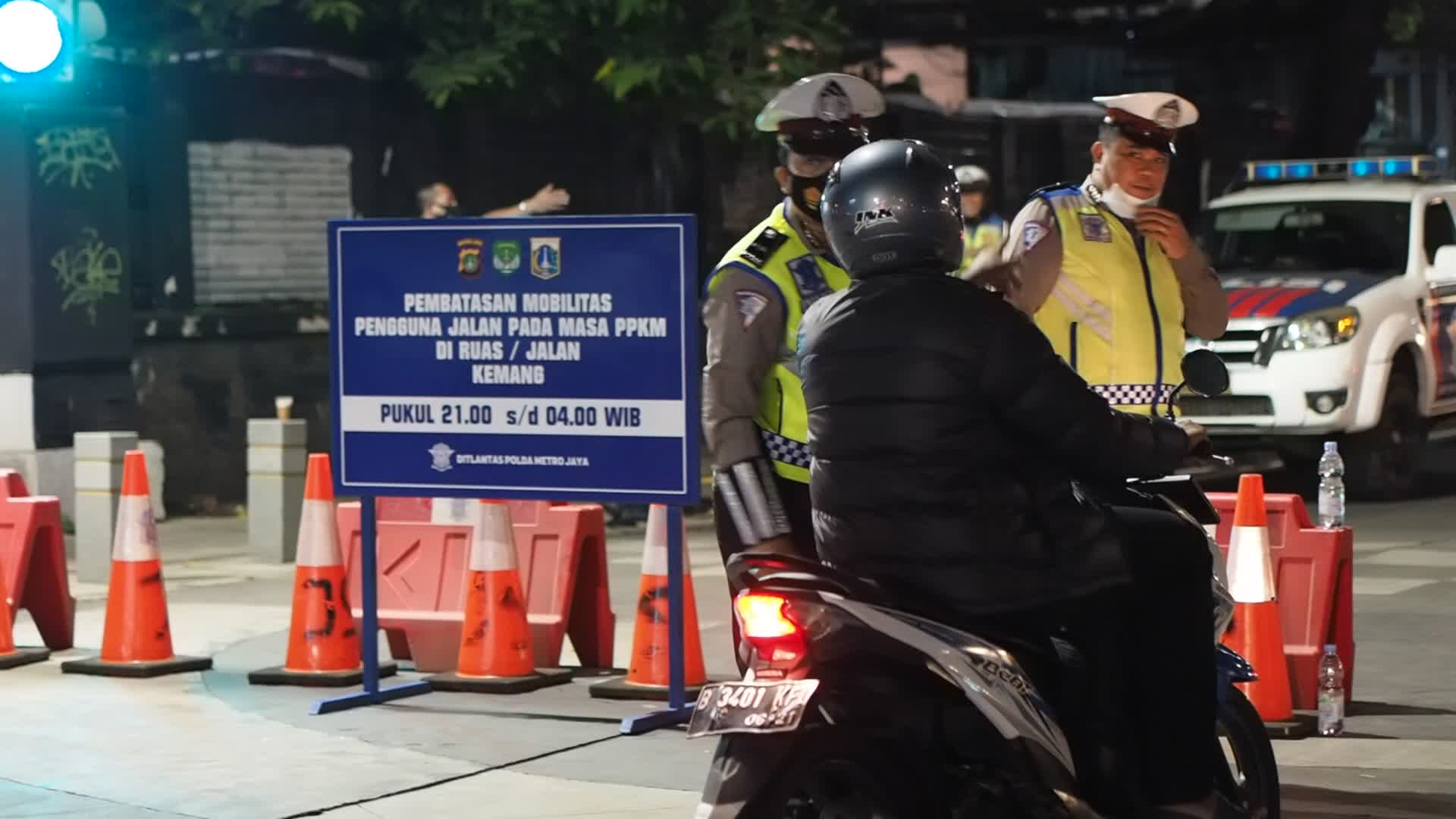Police restrict the mobility of citizens amid the Covid-19 outbreak in Indonesia