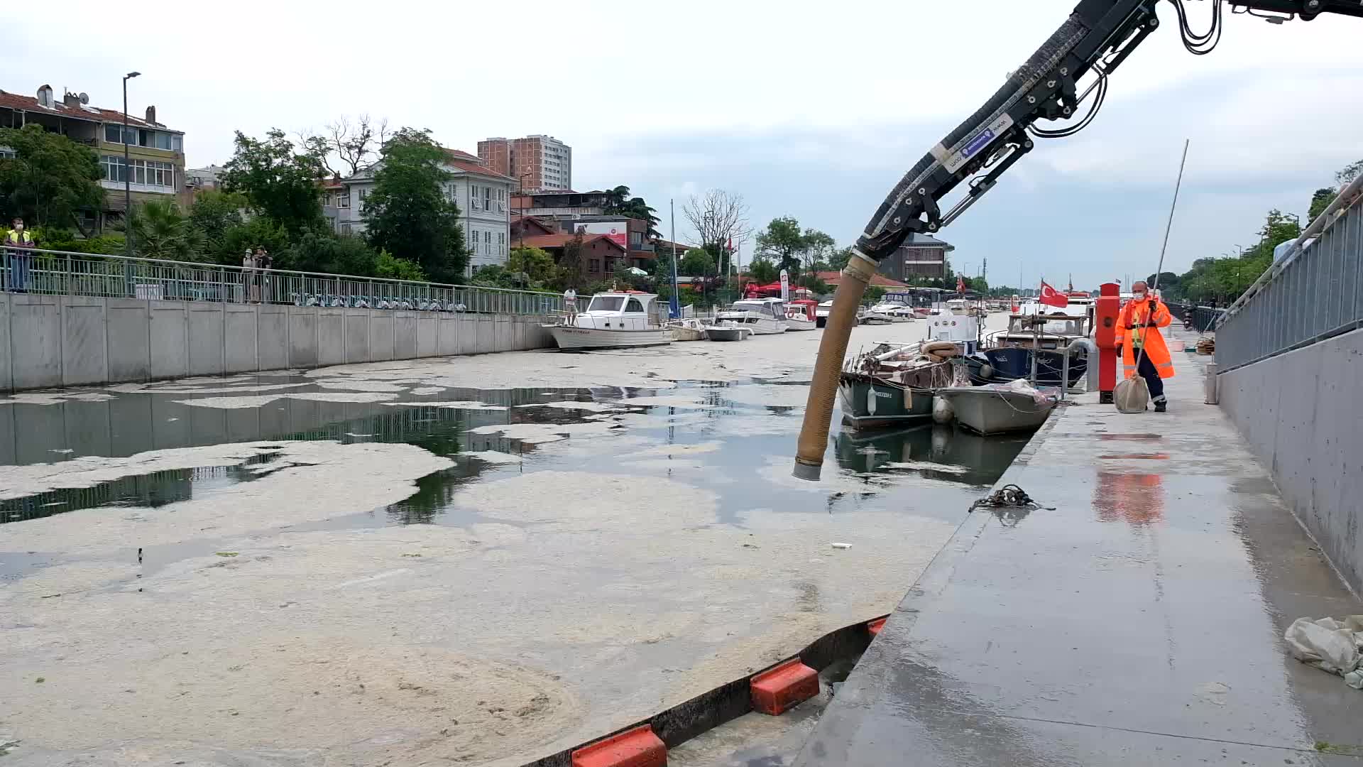 Mucilage cleaning has started in the Sea Of Marmara