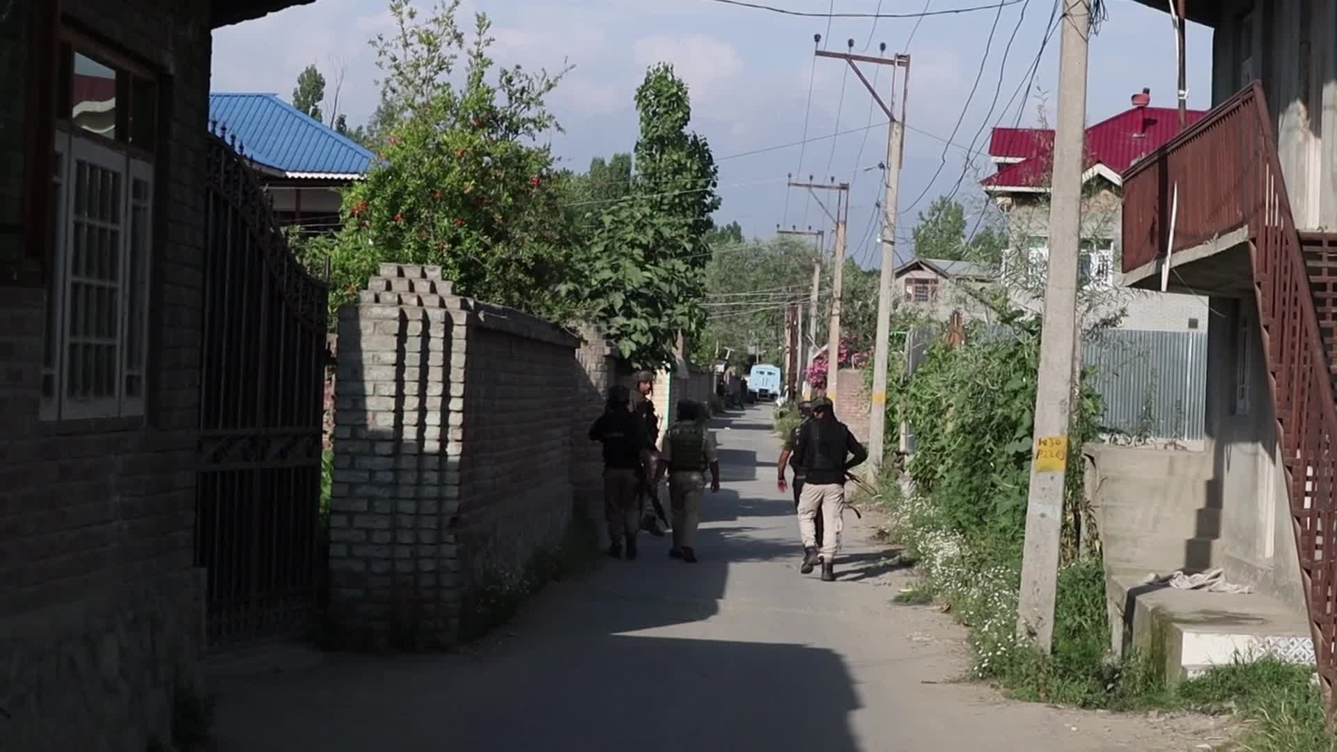 Gunfight in Srinagar, Kashmir 