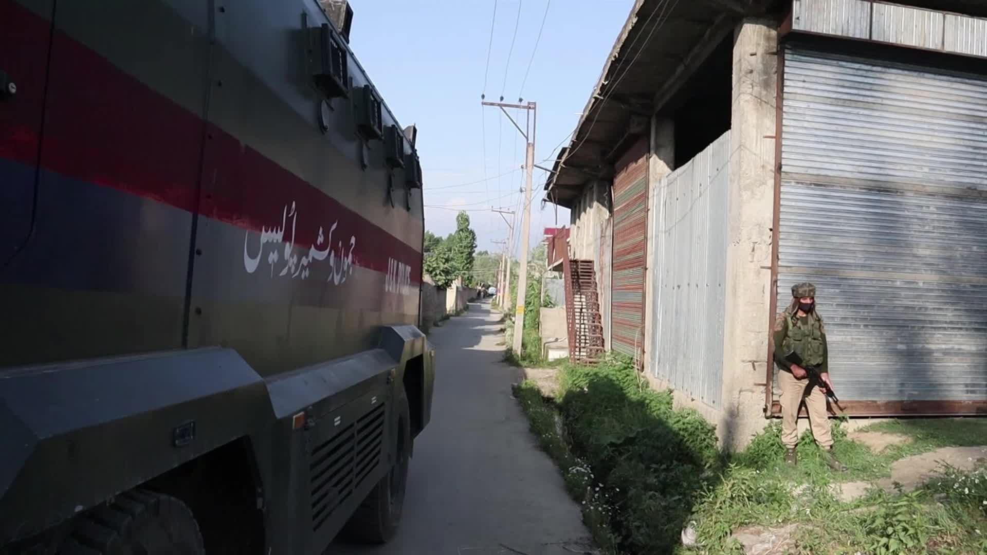 Gunfight in Srinagar, Kashmir 