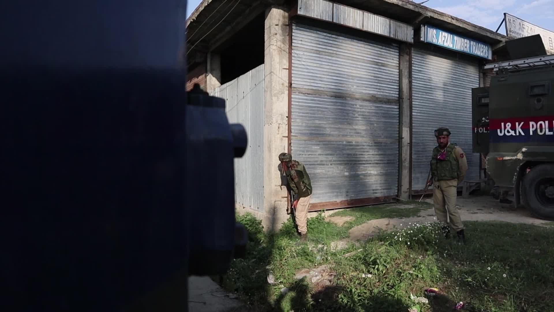 Gunfight in Srinagar, Kashmir 