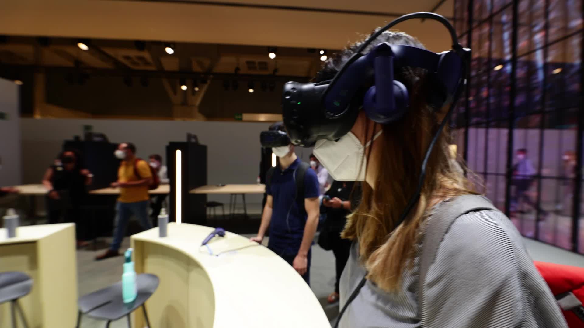 A congress attendant using the HTC Vive VR