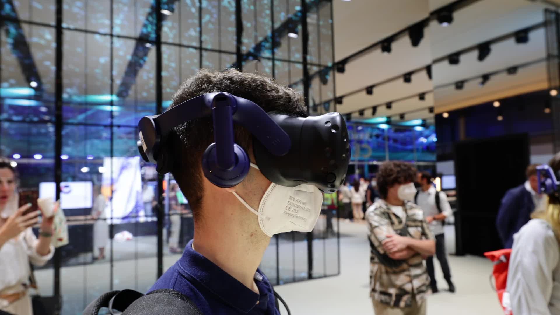 A congress attendant using the HTC Vive VR