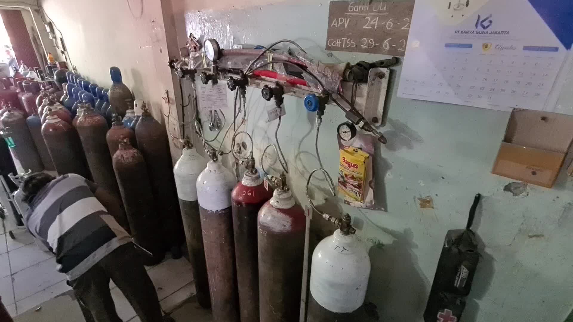 Oxygen queue in Indonesia amid the Covid-19 pandemic