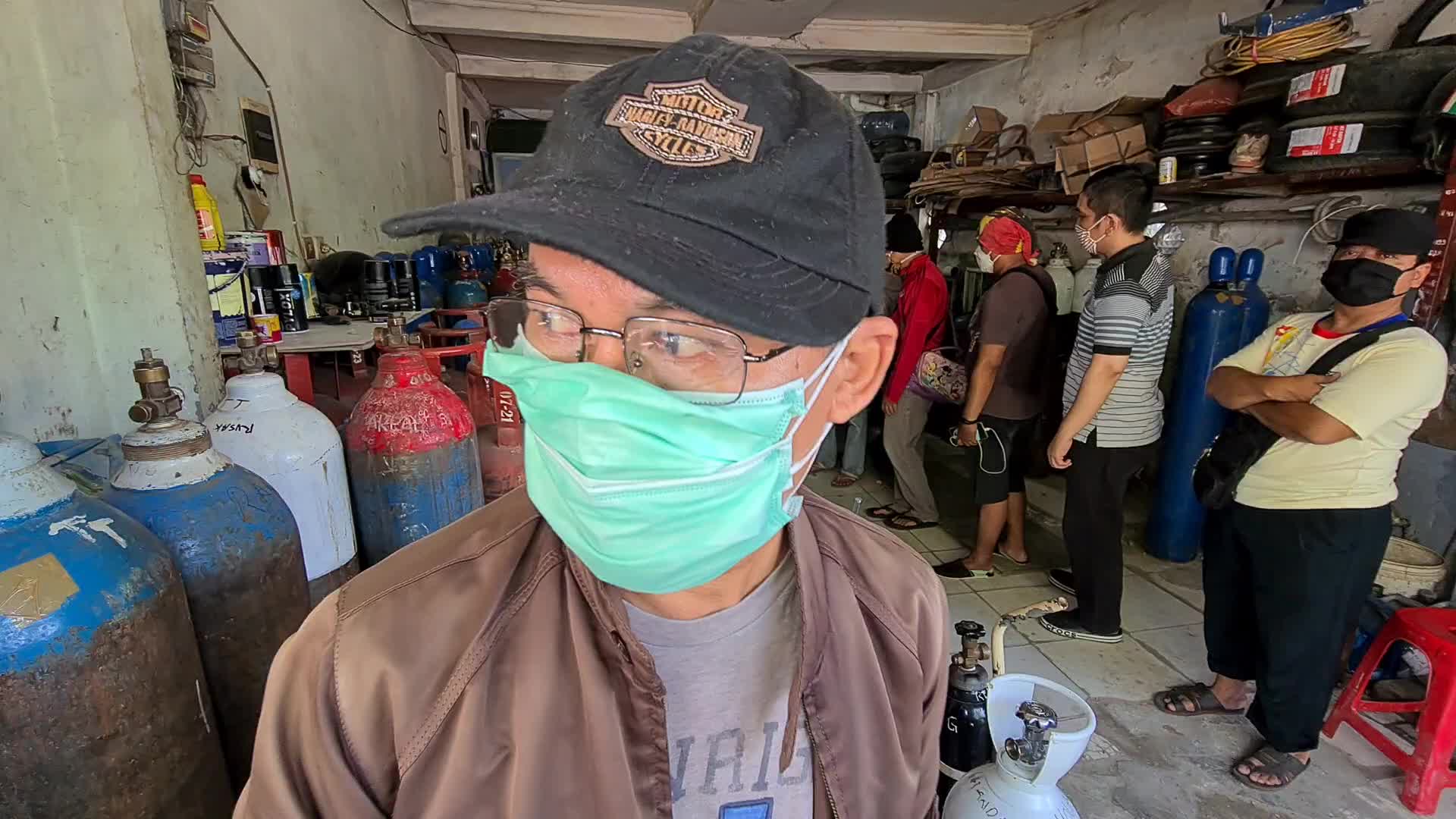 Oxygen queue in Indonesia amid the Covid-19 pandemic