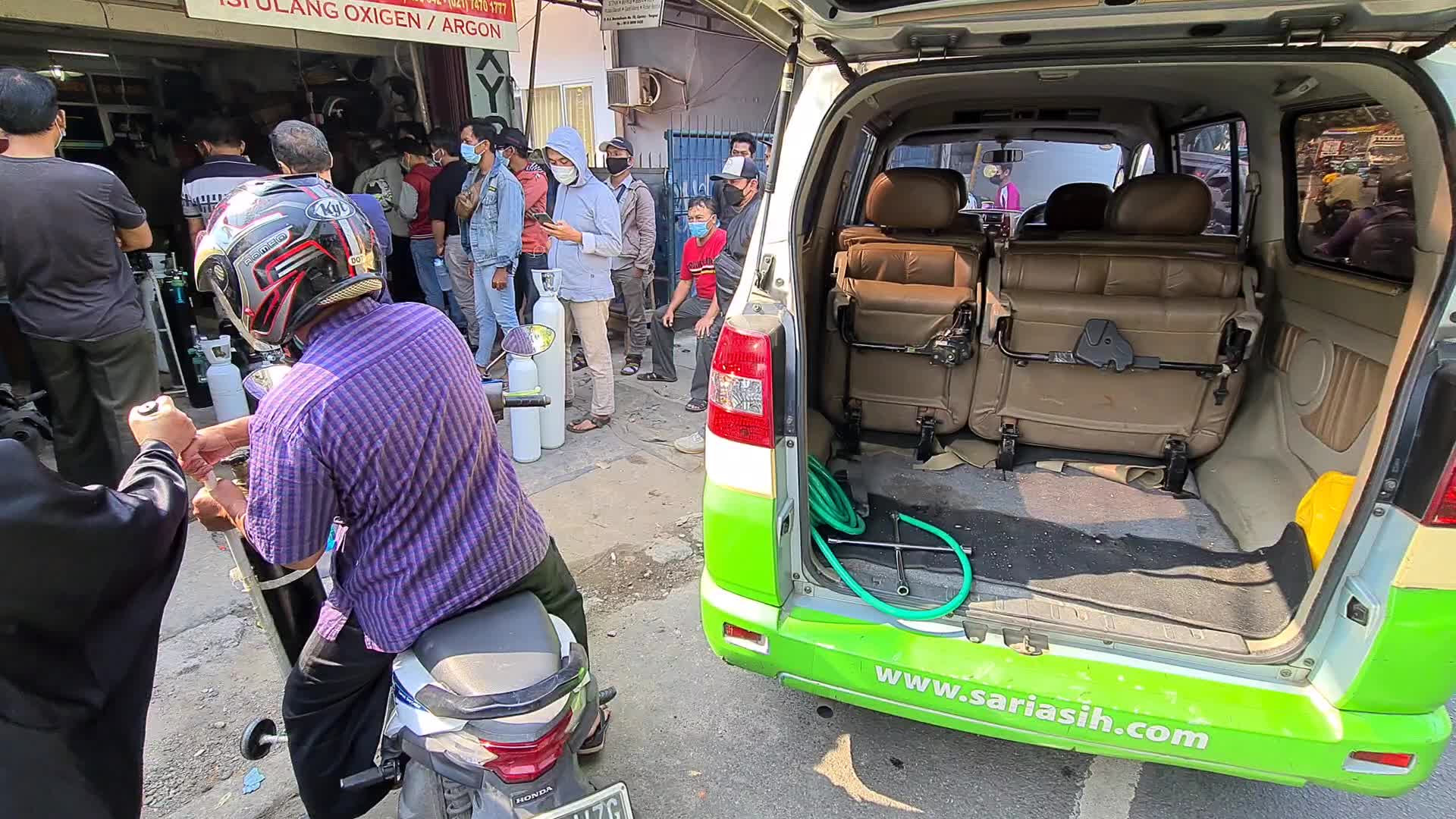 Oxygen queue in Indonesia amid the Covid-19 pandemic