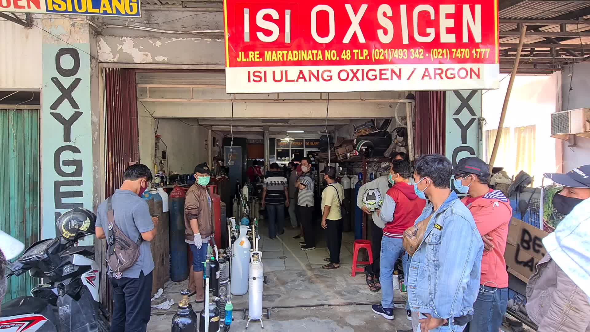 Oxygen queue in Indonesia amid the Covid-19 pandemic