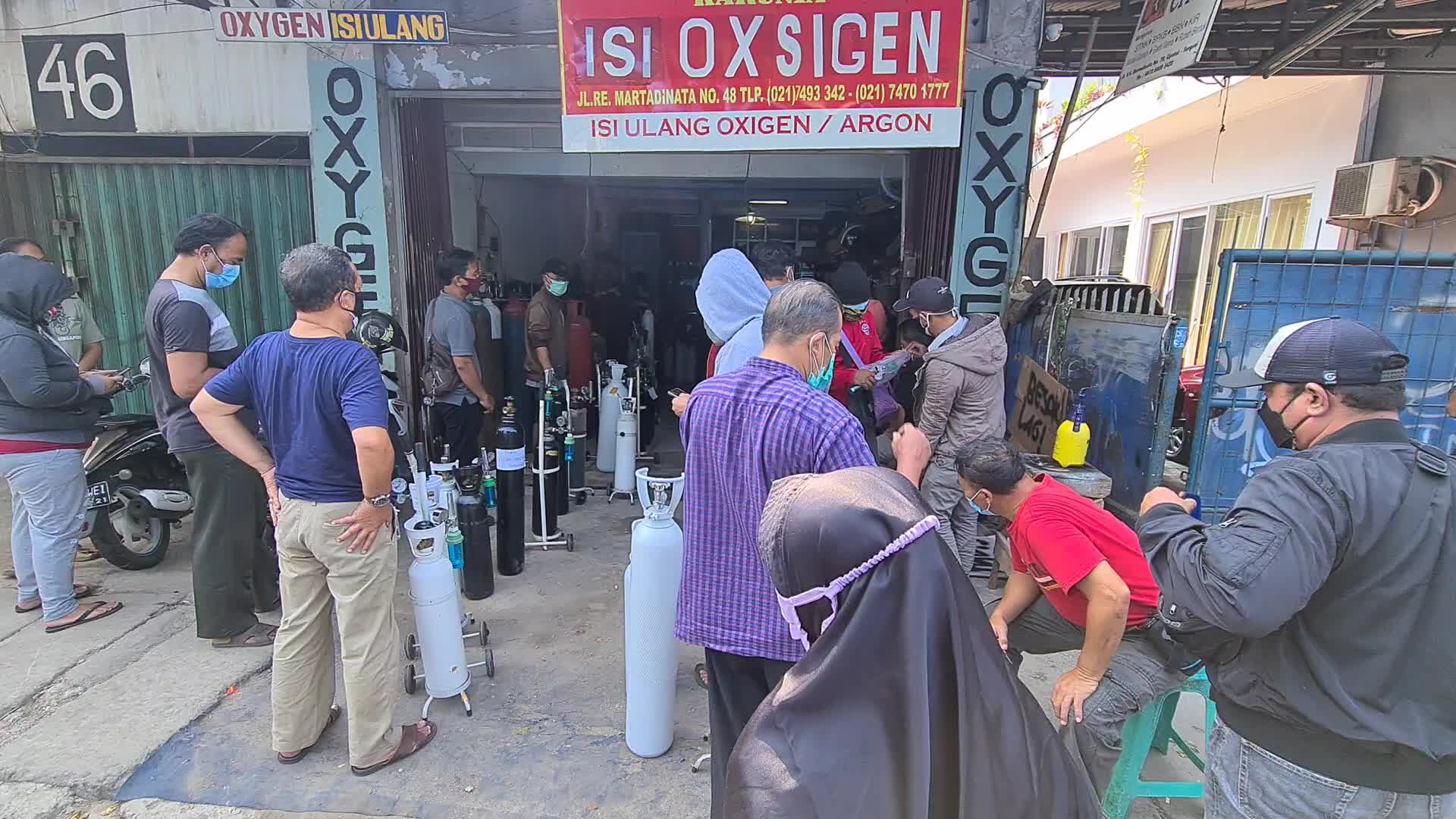 Oxygen queue in Indonesia amid the Covid-19 pandemic