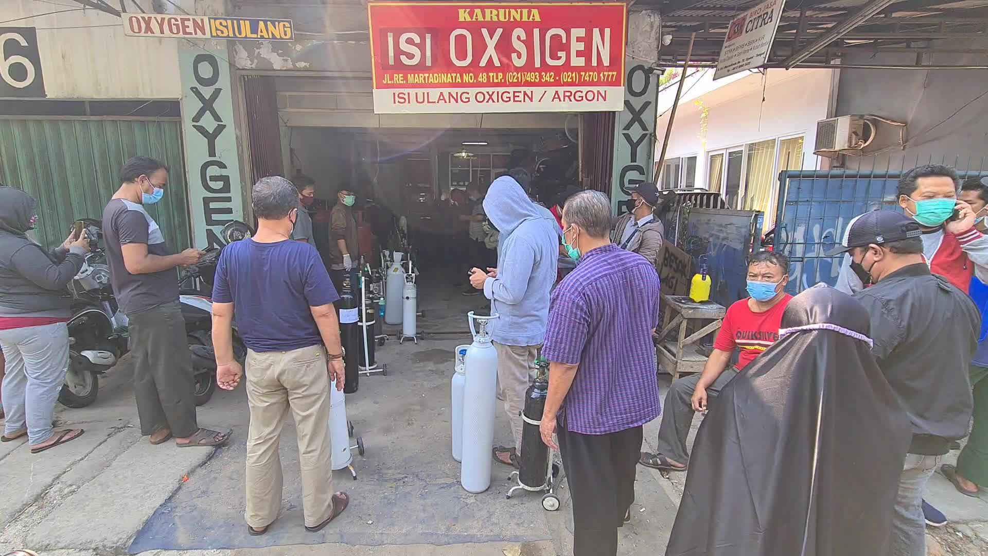 Oxygen queue in Indonesia amid the Covid-19 pandemic