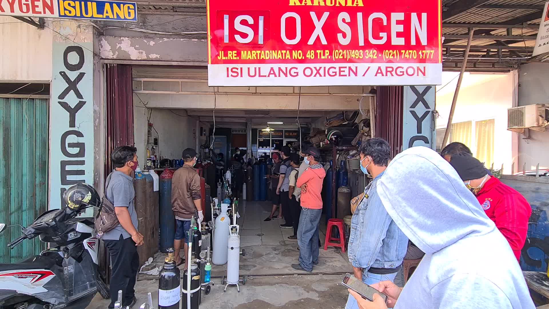 Oxygen queue in Indonesia amid the Covid-19 pandemic