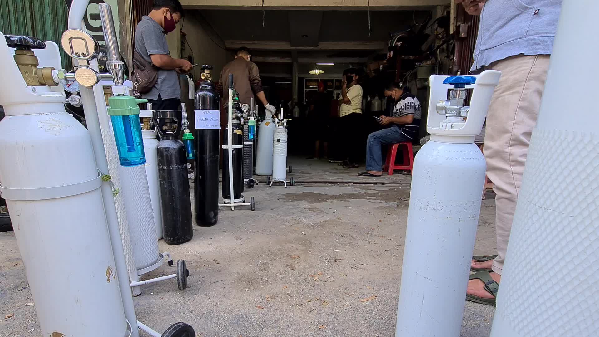 Oxygen queue in Indonesia amid the Covid-19 pandemic